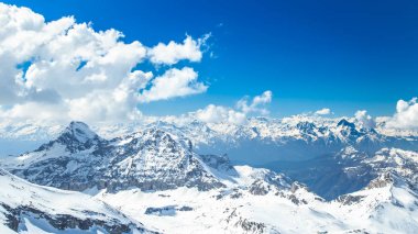 Kayak pistleri Cervinia güneşli günde