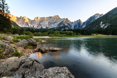 Fusine, İtalya'nın göl günbatımı