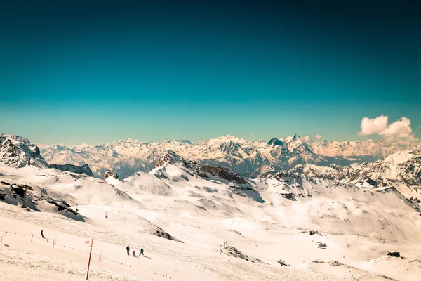 Slunečný den na sjezdovkách Cervinia — Stock fotografie