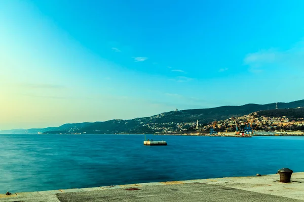 Pôr-do-sol colorido em frente à cidade de Trieste — Fotografia de Stock