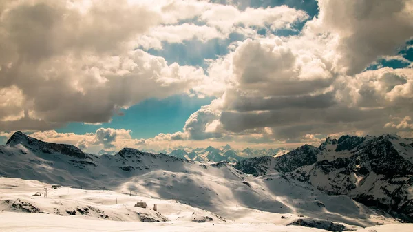 Dia ensolarado nas pistas de esqui de Cervinia — Fotografia de Stock