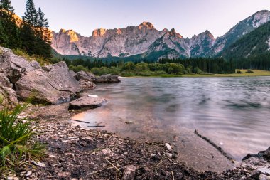 Fusine, İtalya'nın göl günbatımı