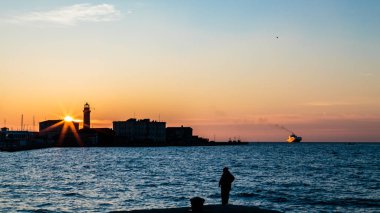 Trieste şehir önünde renkli günbatımı