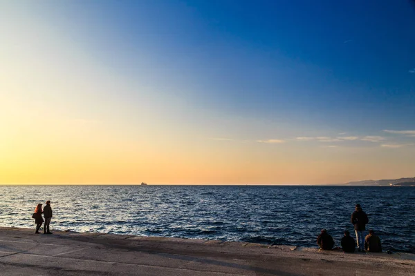 Colorido atardecer frente a la ciudad de Trieste —  Fotos de Stock