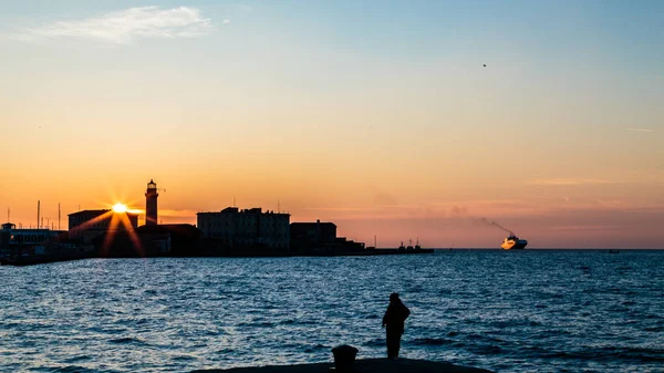 Colorido atardecer frente a la ciudad de Trieste —  Fotos de Stock