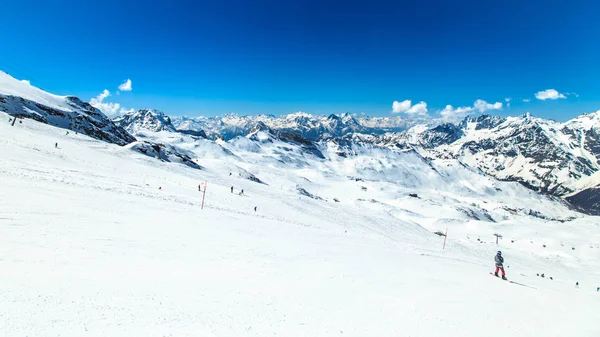 Zonnige dag op de skihellingen van Breuil Cervinia — Stockfoto