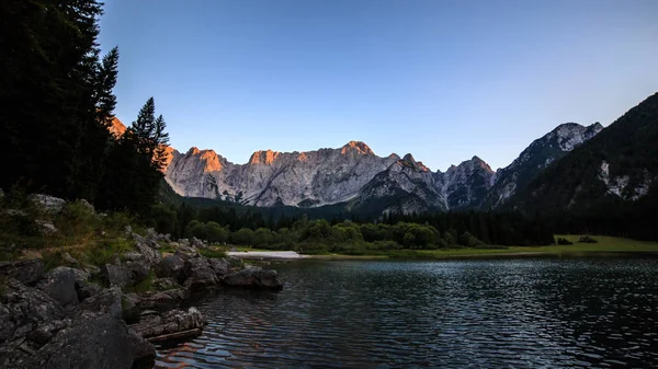 Pôr do sol no lago de Fusine, Itália — Fotografia de Stock