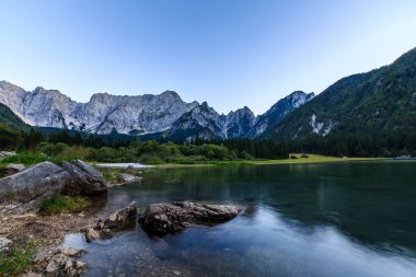 Fusine, İtalya'nın göl günbatımı