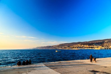 Trieste şehir önünde renkli günbatımı