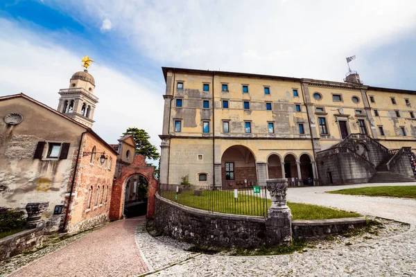 Vårdag i staden Udine — Stockfoto