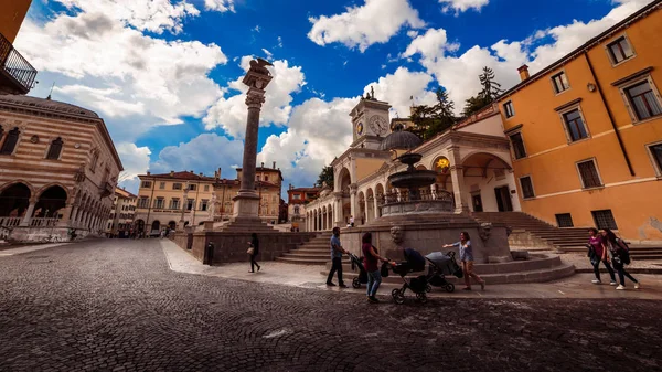 Pomeriggio primaverile nella città di Udine — Foto Stock