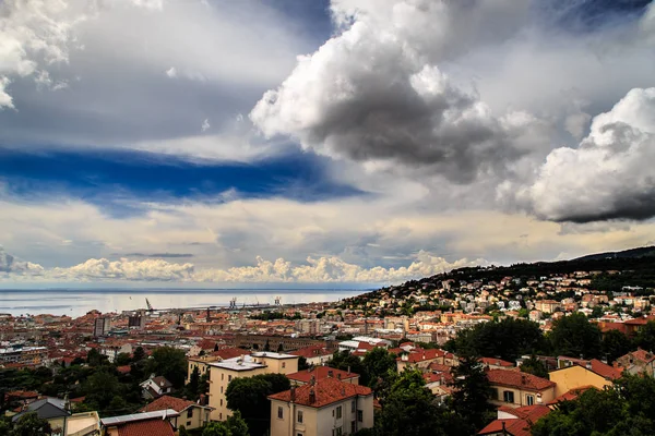 Burza nad Miasto Triest — Zdjęcie stockowe