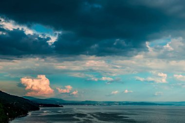 Trieste üzerinde gökyüzünde günbatımı fırtına