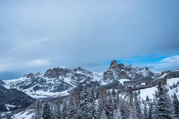 Bouřlivých mračen v italských Dolomitech v zasněžené zimní — Stock fotografie