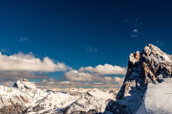 Dolomites italiennes prêtes pour la saison hivernale — Photo