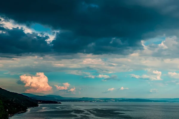 Tempestade do pôr do sol no céu sobre Trieste — Fotografia de Stock