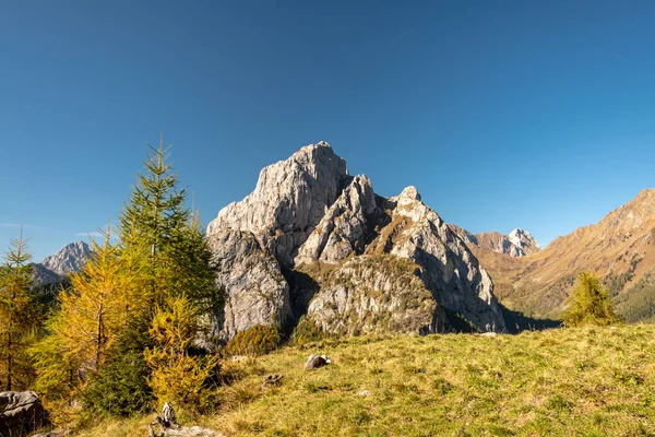 Os Alpes Cárnicos em um colorido dia de outono — Fotografia de Stock