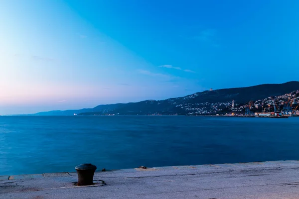 Pôr-do-sol colorido em frente à cidade de Trieste — Fotografia de Stock
