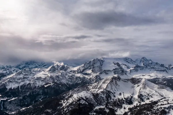 Bouřlivých mračen v italských Dolomitech v zasněžené zimní — Stock fotografie