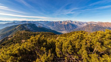 Mount Tersadia İtalyan Alpleri'nde, güneşli sonbahar günü