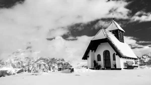 Malá kaple na vrcholu hory — Stock fotografie