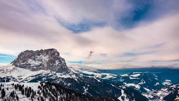 Nuages orageux en dolomites italiennes en hiver enneigé — Photo