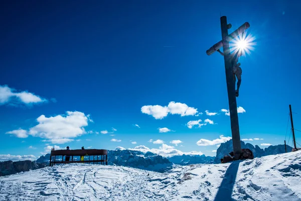 Crucifix au sommet de la montagne — Photo