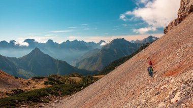 Renkli bir sonbahar gününde Carnic Alpleri