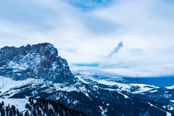 Nuages orageux en dolomites italiennes en hiver enneigé — Photo