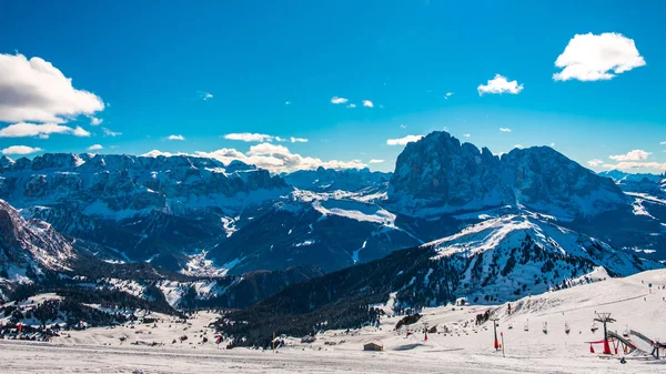 Итальянские Доломиты готовы к зимнему сезону — стоковое фото