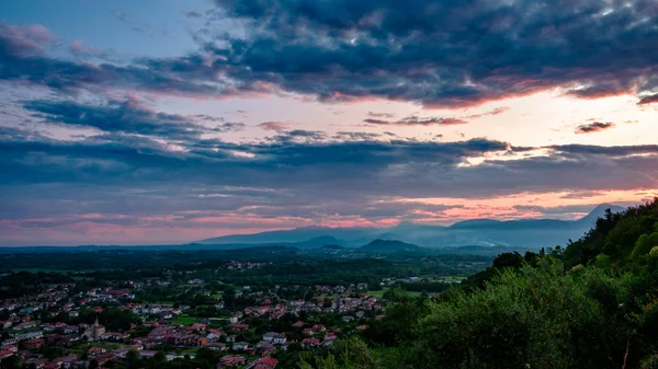 Бурхлива захід сонця в італійській сільській місцевості — стокове фото