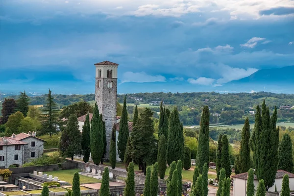 Západ slunce po bouři v italské vesnici — Stock fotografie