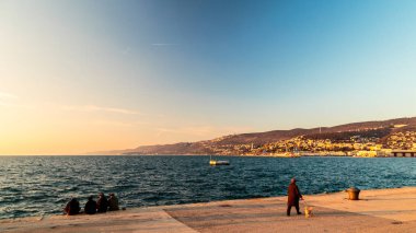 Trieste şehir önünde renkli günbatımı