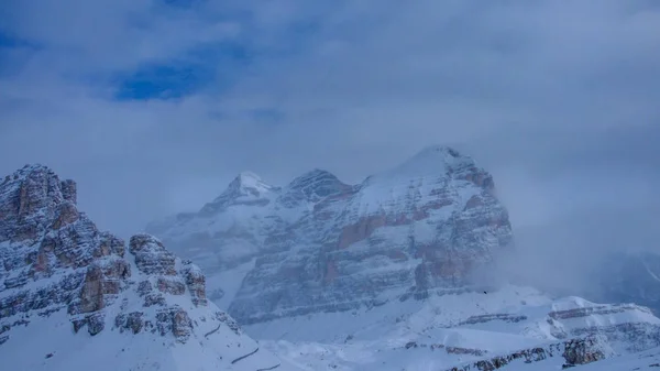 Nuages orageux en dolomites italiennes en hiver enneigé — Photo