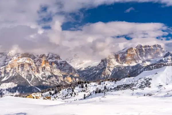 Dolomites italiennes prêtes pour la saison hivernale — Photo