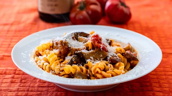 Pasta alla norma, una ricetta tradizionale della tradizione gastronomica italiana — Foto Stock