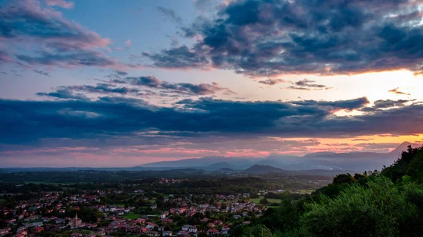 Stormy sunset in the italian countryside — Stock Photo, Image