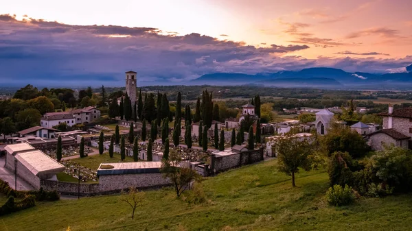 Západ slunce po bouři v italské vesnici — Stock fotografie