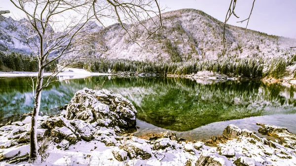 Primera nieve en el lago de montaña —  Fotos de Stock