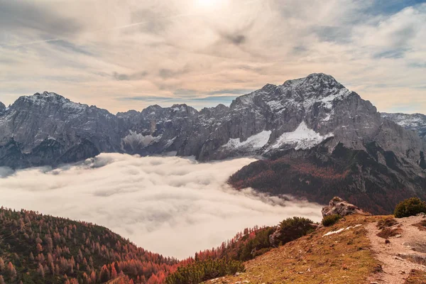 Облачный осенний день в итальянских Альпах — стоковое фото