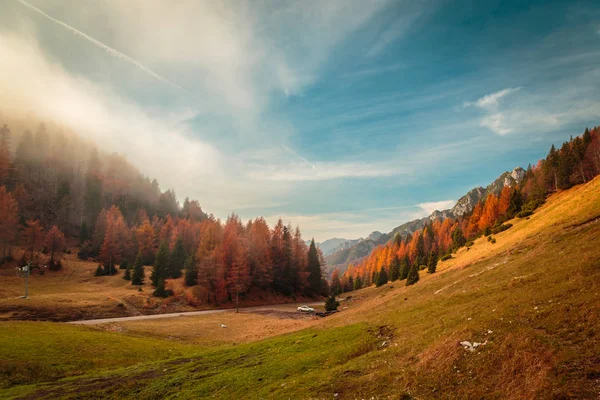 Dia de outono nublado nos alpes italianos — Fotografia de Stock