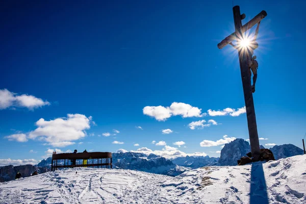 Crucifix on the top of the mountain — Stock Photo, Image