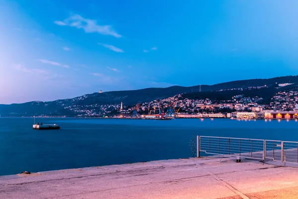 Farbenfroher Sonnenuntergang vor der Stadt Triest — Stockfoto