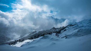 Karlı bir kış İtalyan dolomites fırtınalı bulutlar