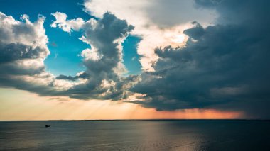 Trieste üzerinde gökyüzünde günbatımı fırtına