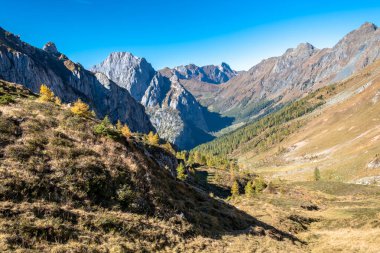 Renkli bir sonbahar gününde Carnic Alpleri