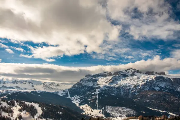 Italské Dolomity připraveni na zimní sezónu — Stock fotografie