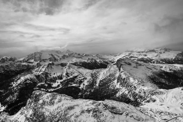 Stürmische Wolken in den italienischen Dolomiten in einem verschneiten Winter — Stockfoto