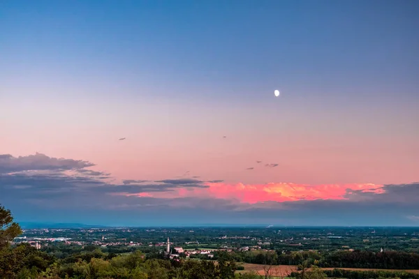 Tramonto dopo la tempesta nella campagna italiana — Foto Stock