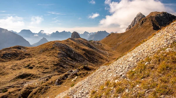 Os Alpes Cárnicos em um colorido dia de outono — Fotografia de Stock